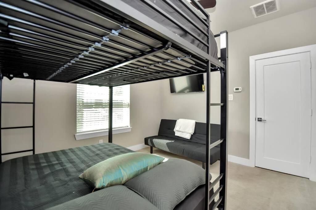 Amazing Rooftop! Downtown Skyline Views!!! Sleeps 15 Χιούστον Εξωτερικό φωτογραφία