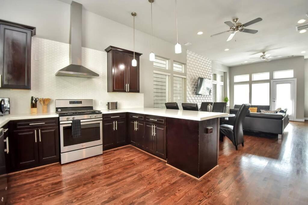 Amazing Rooftop! Downtown Skyline Views!!! Sleeps 15 Χιούστον Εξωτερικό φωτογραφία
