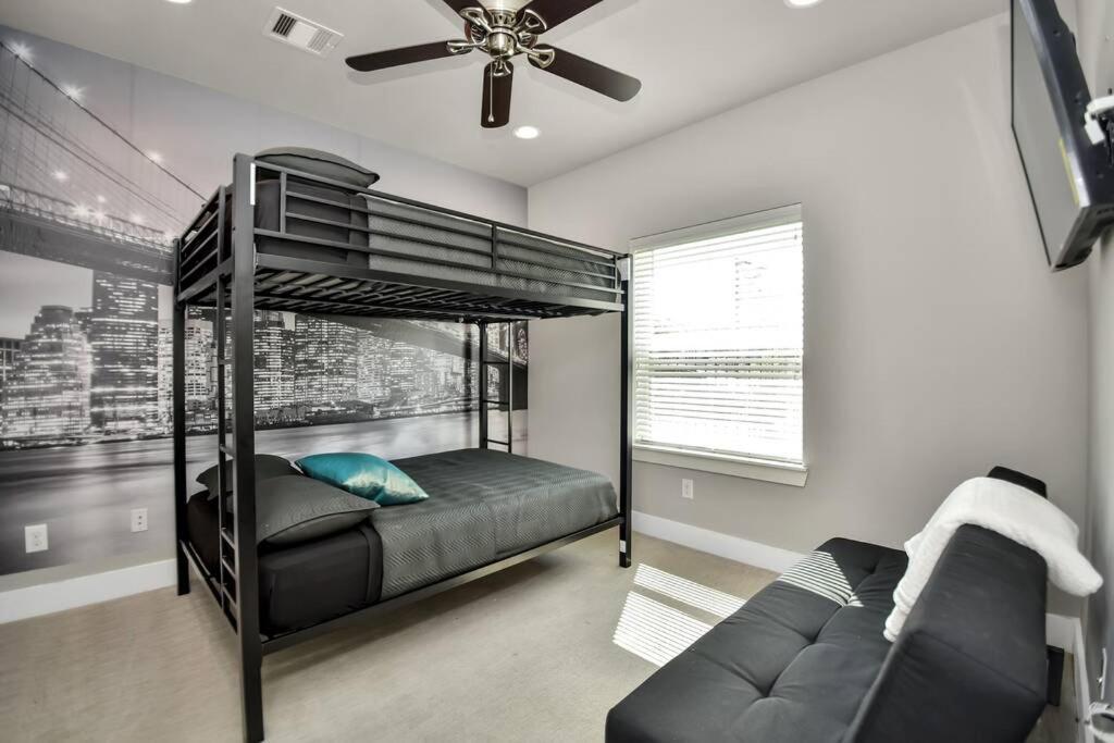 Amazing Rooftop! Downtown Skyline Views!!! Sleeps 15 Χιούστον Εξωτερικό φωτογραφία